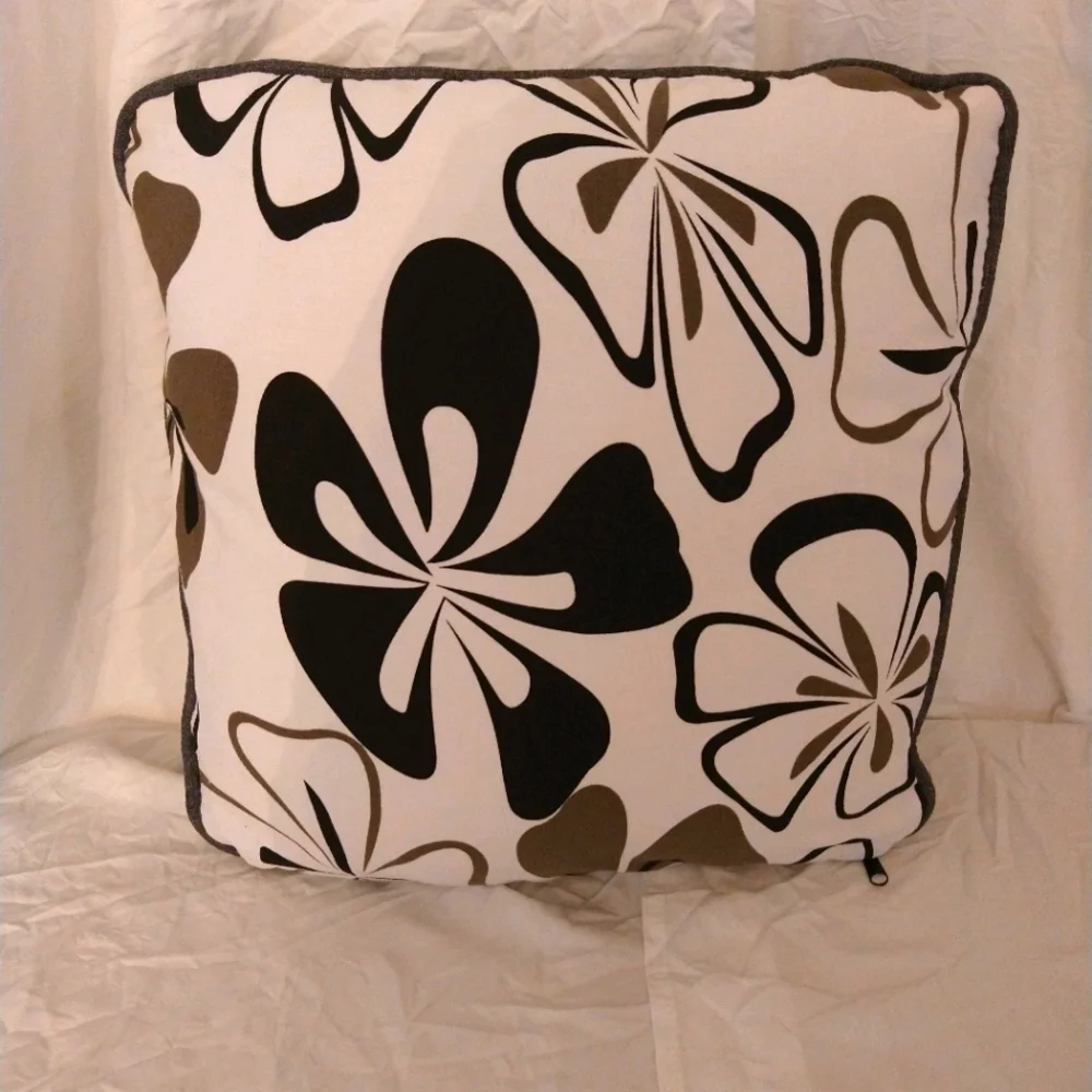 Outdoor/ Indoor Black,‎ white, brown Accent Pillow